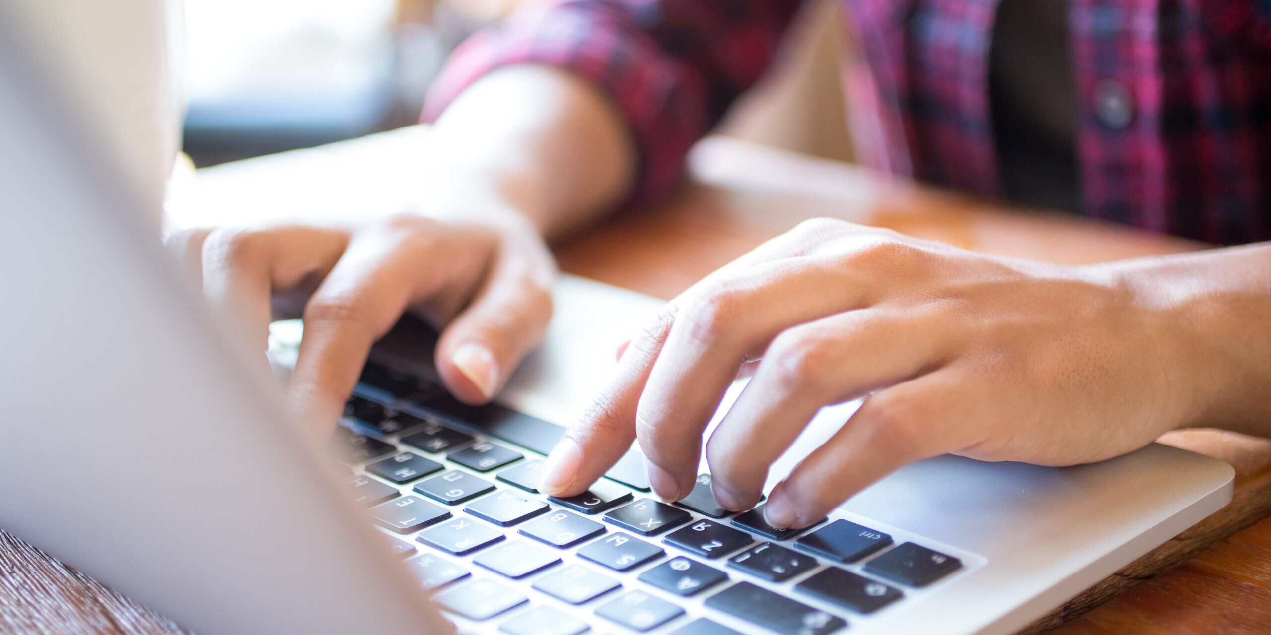 Nahaufnahme tippende Finger an Laptop